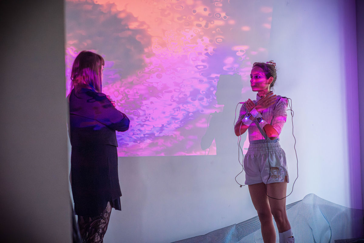 A kind of ceremonial confrontation between the dancers Victoria Henneberg and Katharina Groß. Both have their hands crossed in front of their respective upper bodies